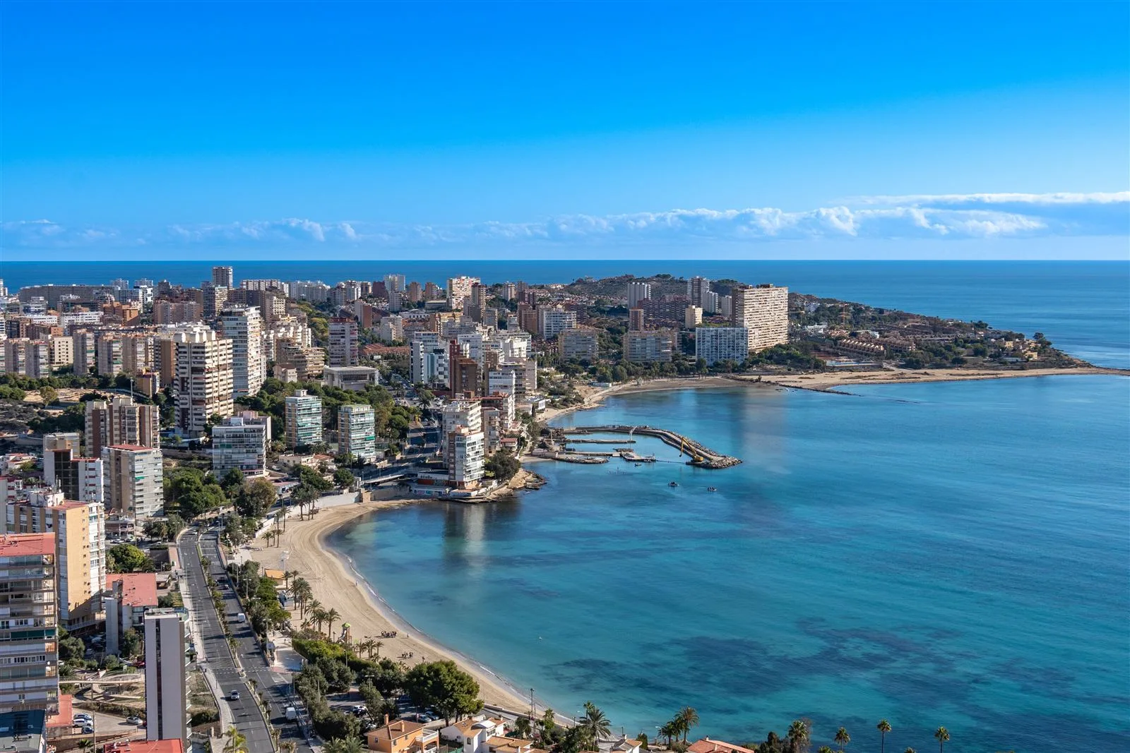 Costa mediterránea y horizonte urbano en España
