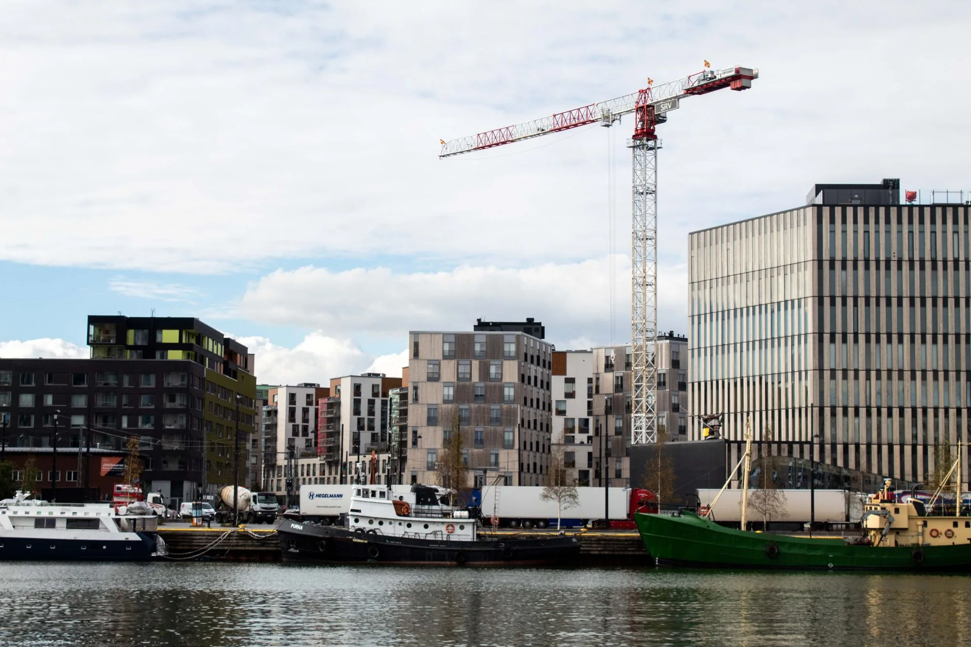 Edificios residenciales en construcción con una grúa