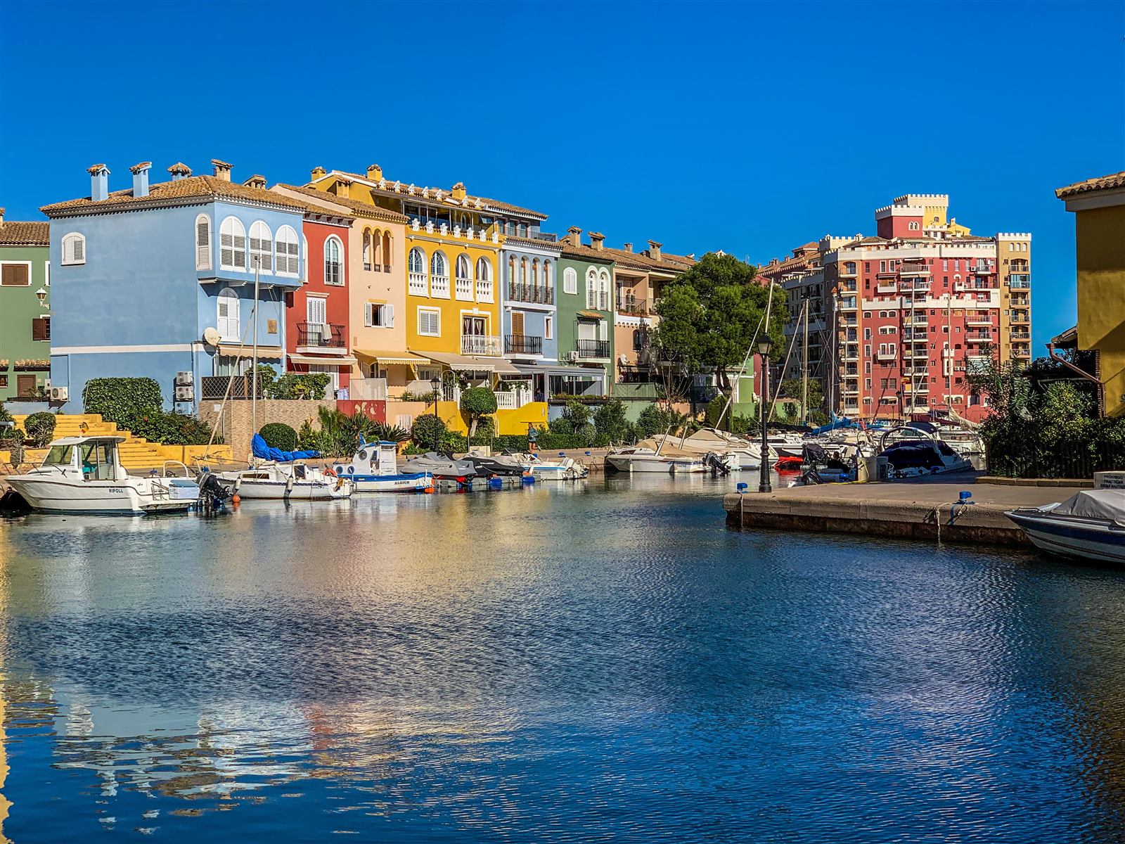 Viviendas junto a una marina en España